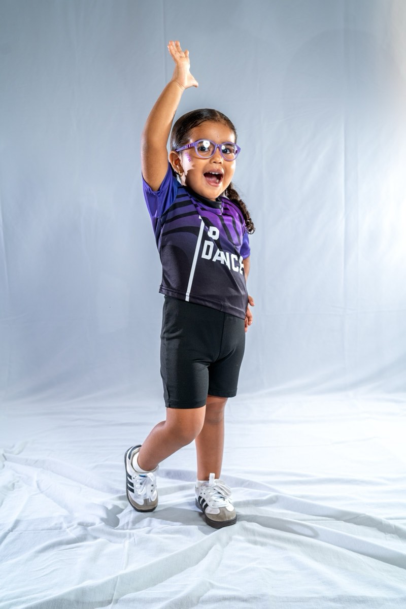 Niña pequeña con camiseta Top Dance