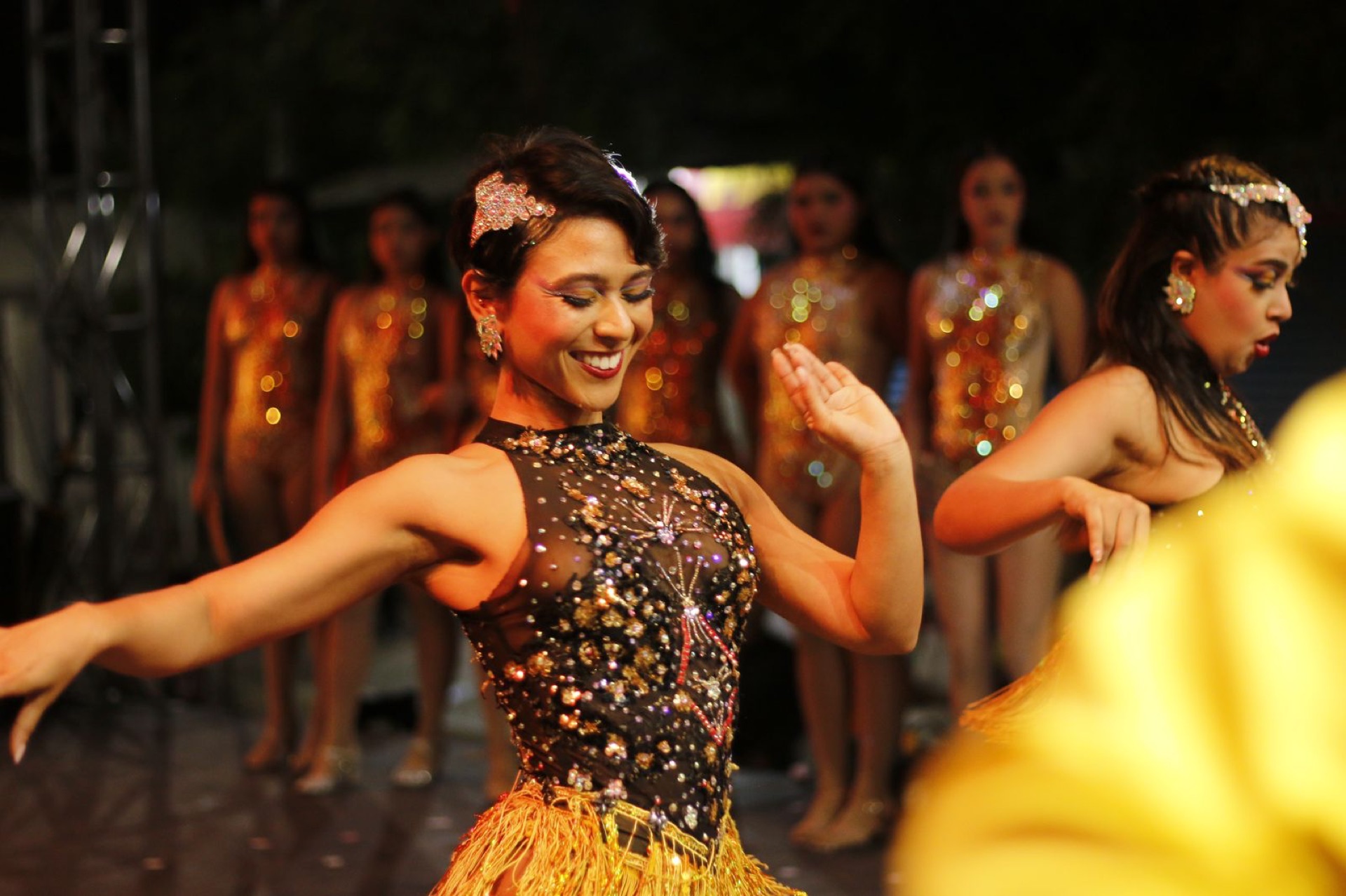 Bailarina con traje dorado en show