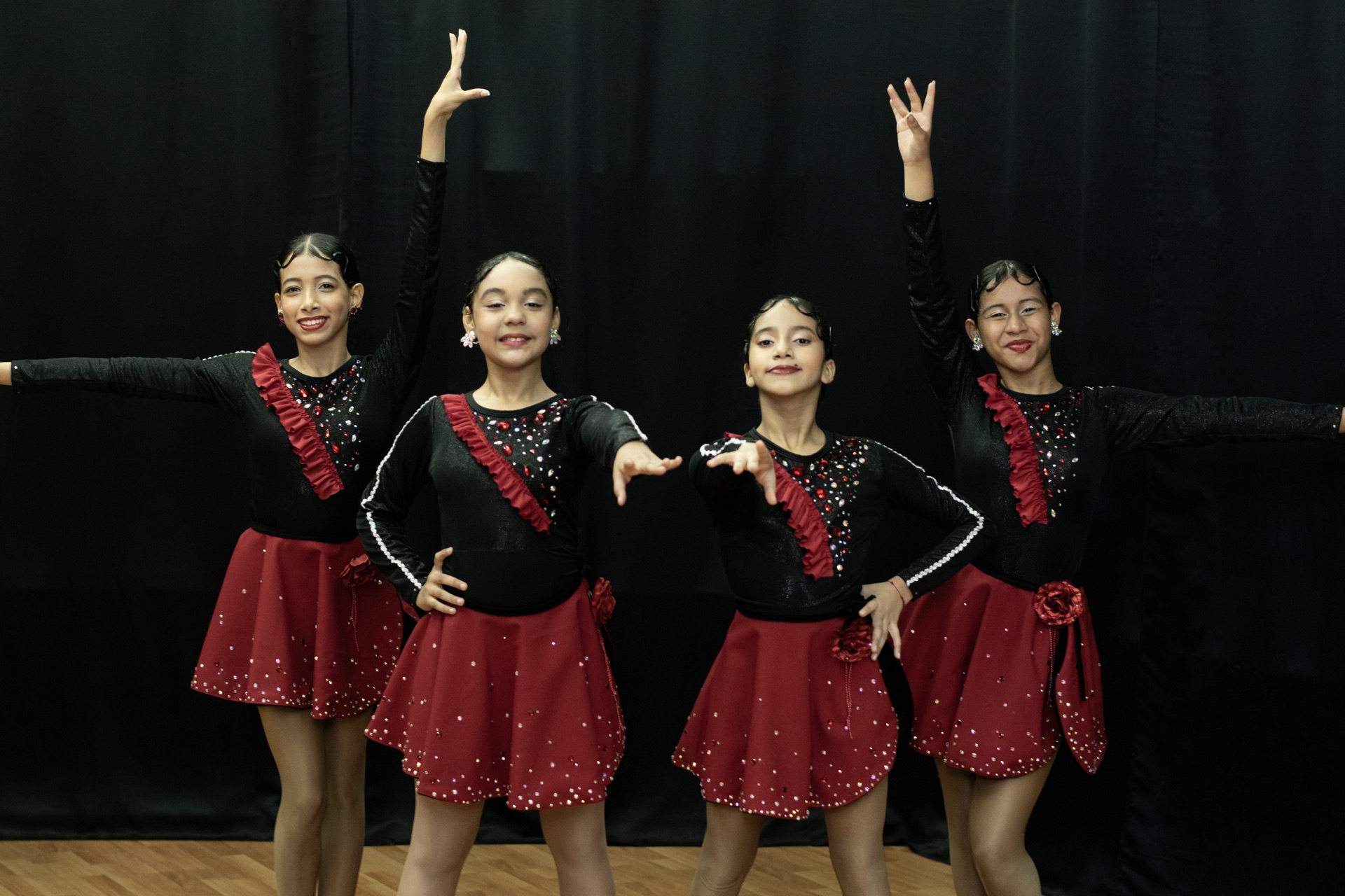 Bloomers con vestido negro y rojo