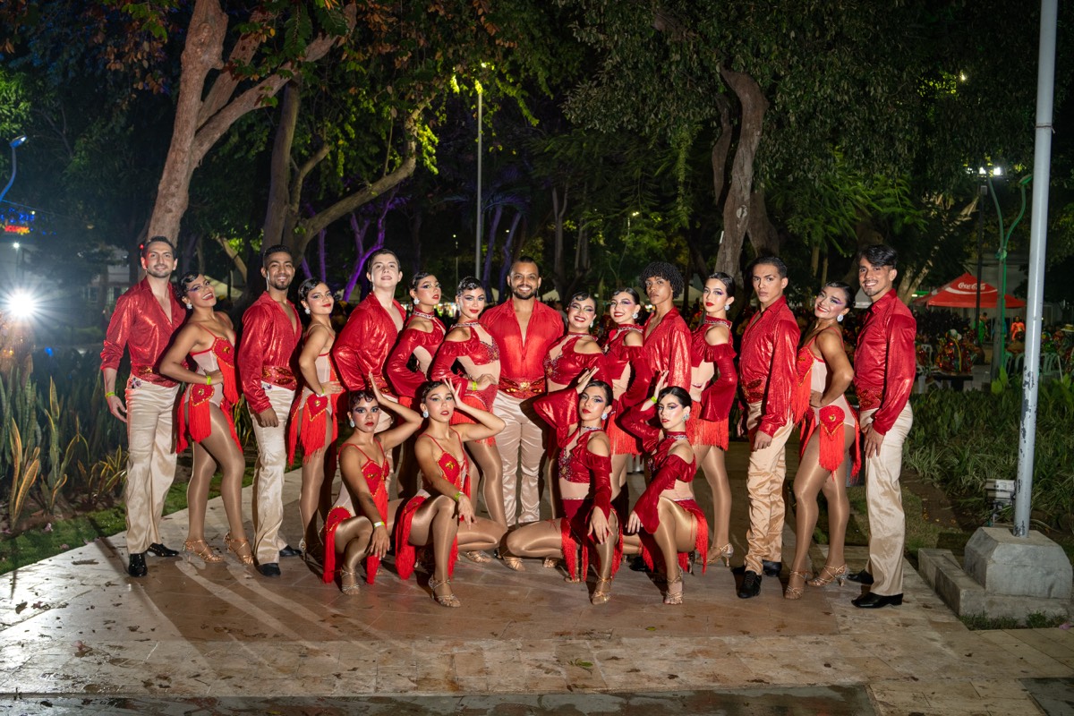 Compañía Top Dance posando