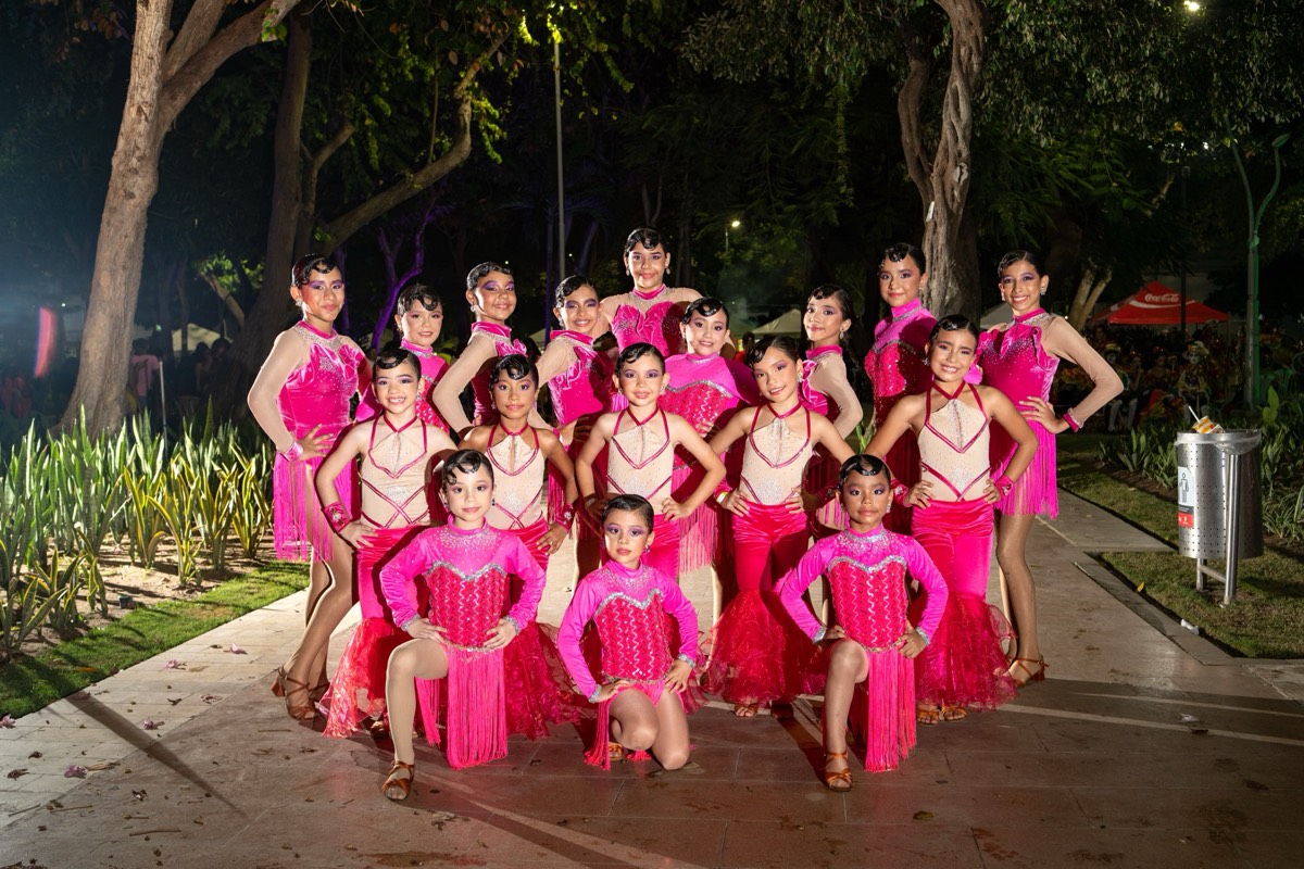 Grupo completo Top Dance con trajes rosa