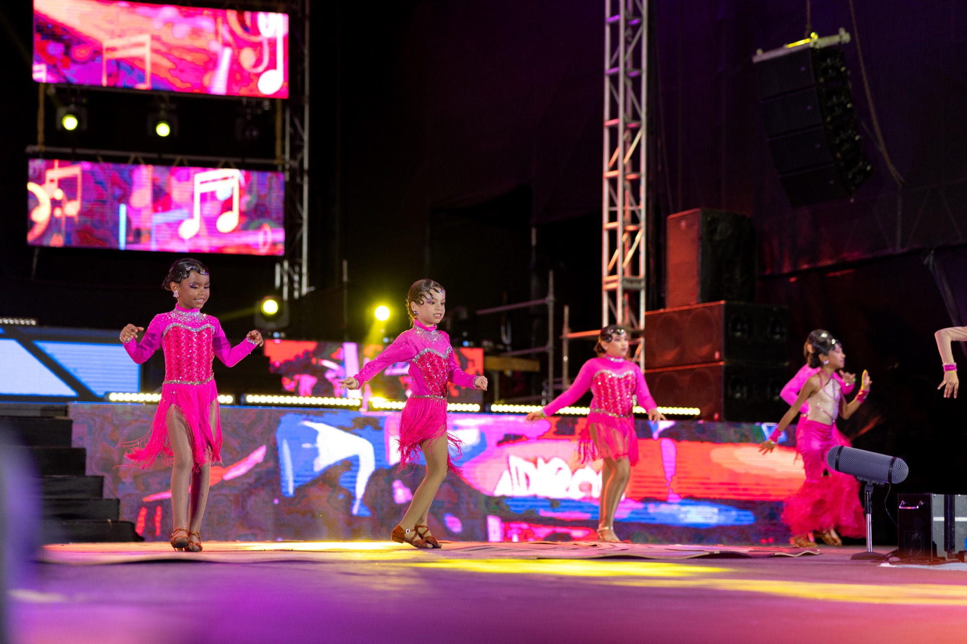 Kids bailando en gran escenario