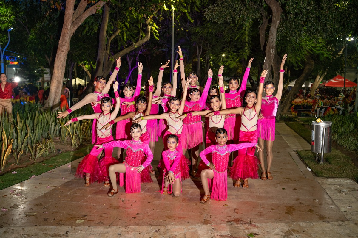 Grupo kids con trajes rosa