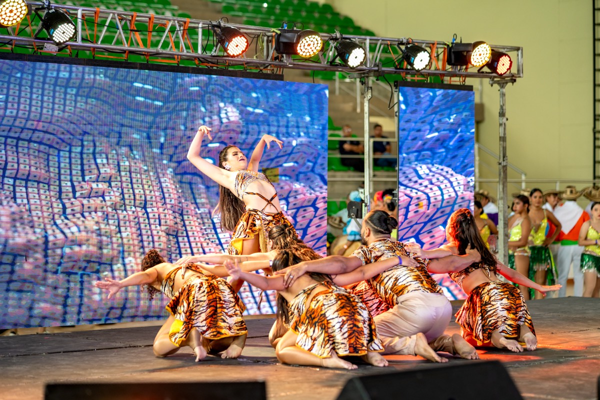 Acrobacia grupal de salsa