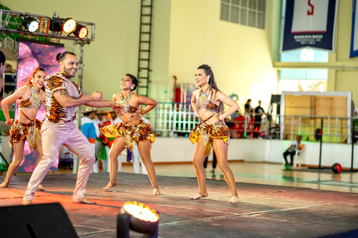Grupo salsa con trajes de tigre en escenario