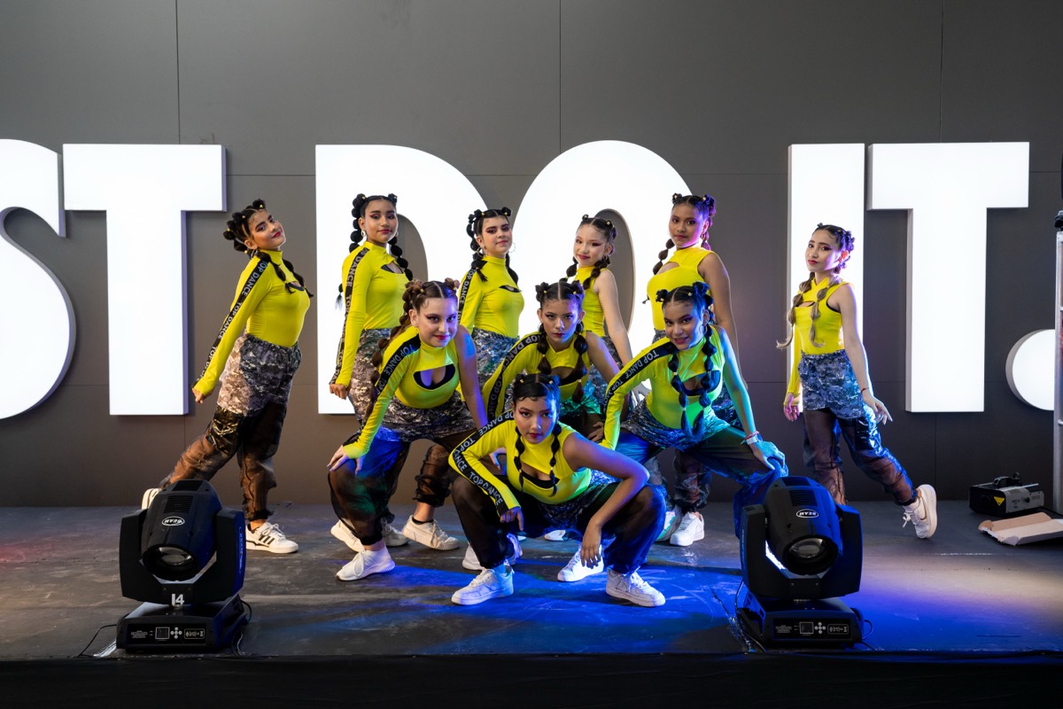 Teens con trajes amarillos en escenario